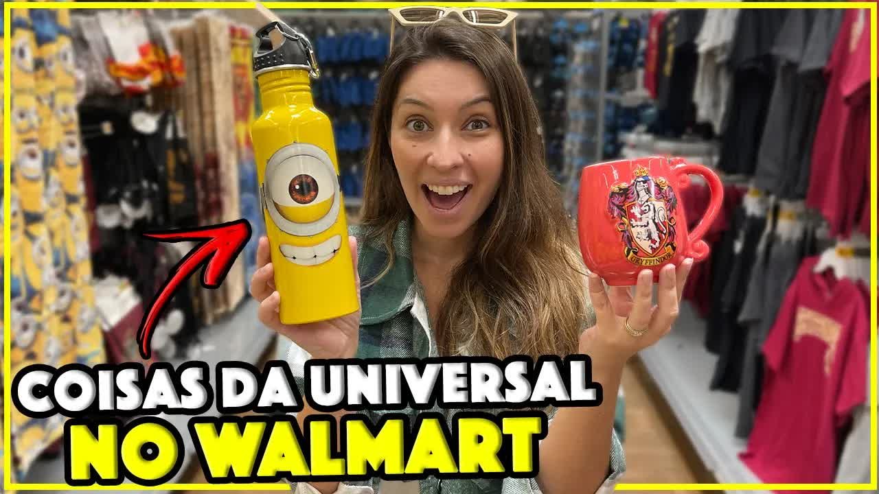 Gabi segurando a garrafinha dos Minions e a caneca da Grifinória no corredor da Universal do Walmart de Orlando