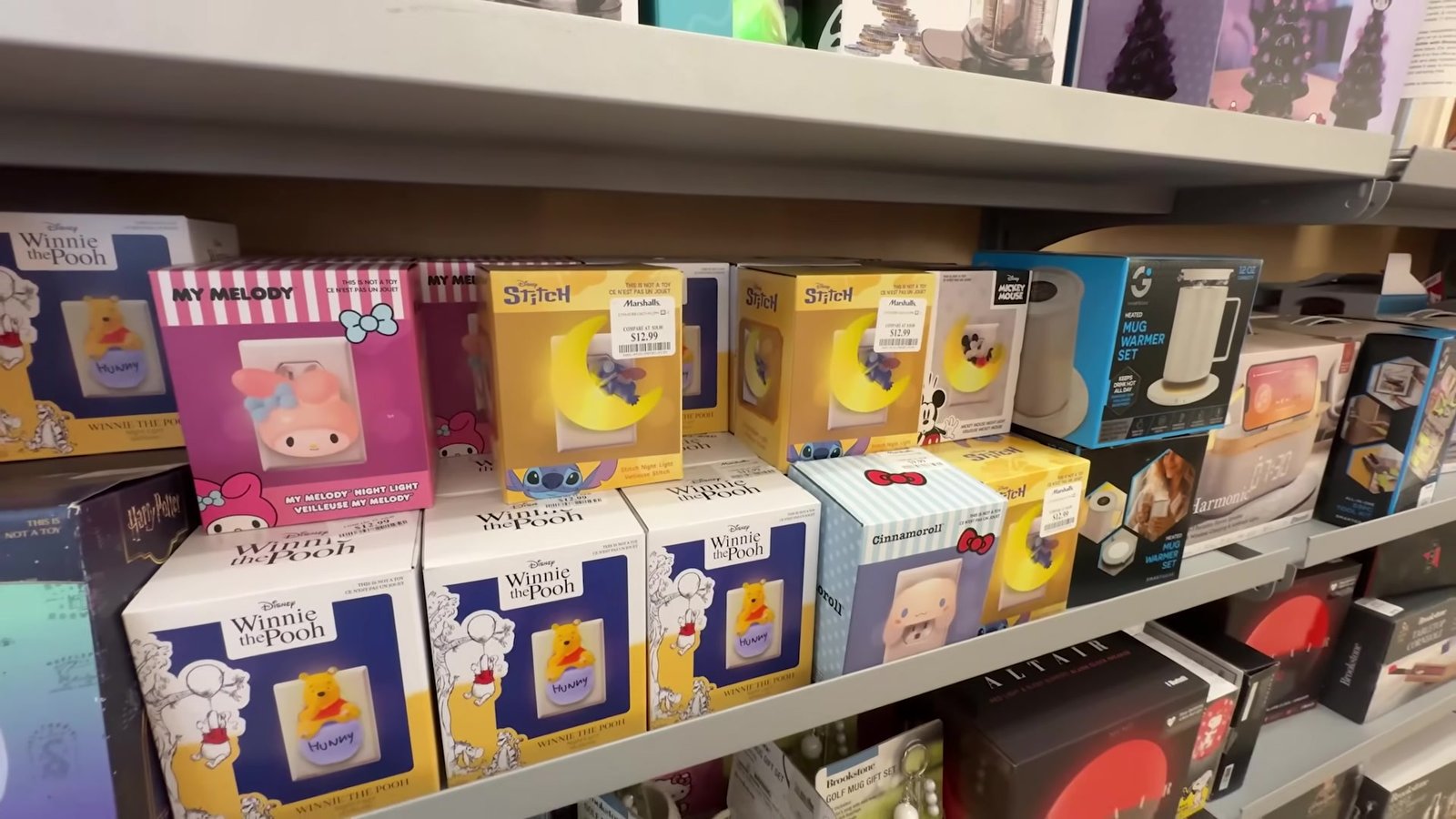 Caixas de canecas e kits de chá da My Melody, Stitch e Ursinho Pooh na prateleira da HomeGoods