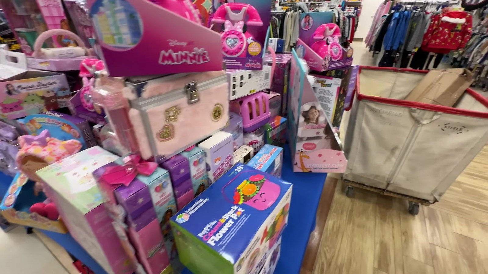 Mesa de brinquedos com kits da Minnie, maletas de princesa e bonecas na Marshalls