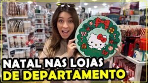 Gabi do Turistorlando segurando um prato de Natal da Hello Kitty no corredor de decoração da HomeGoods