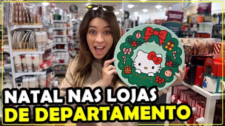 Gabi do Turistorlando segurando um prato de Natal da Hello Kitty no corredor de decoração da HomeGoods