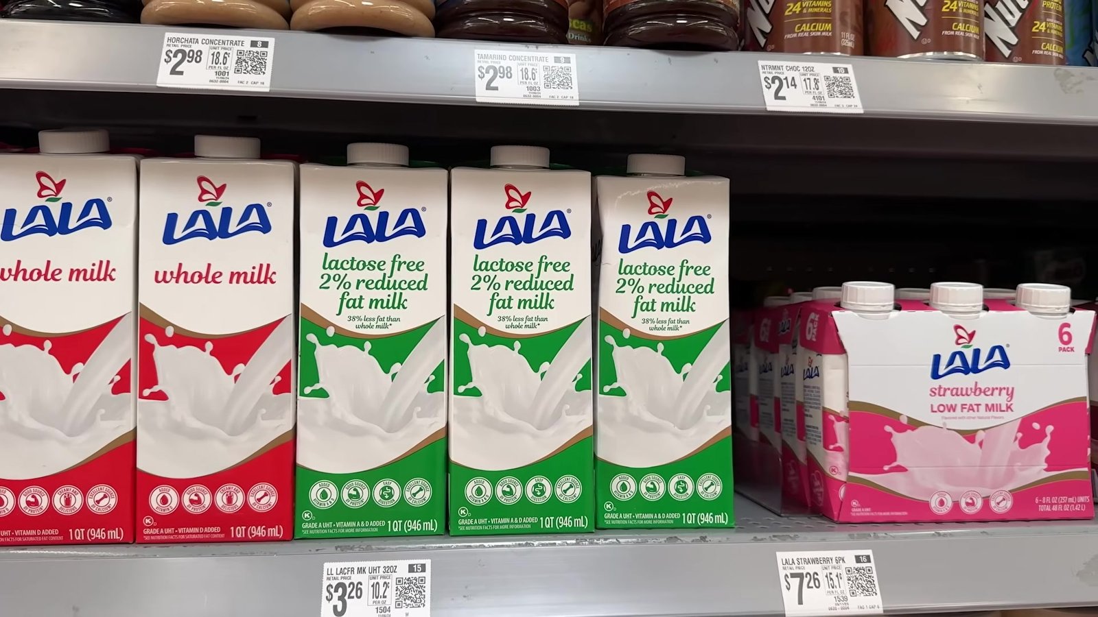 Caixas de leite LALA sem lactose na geladeira do Walmart de Orlando