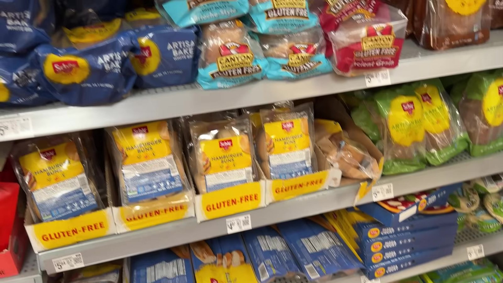 Prateleira de pães sem glúten das marcas Schär e Canyon Bakehouse no Walmart de Orlando