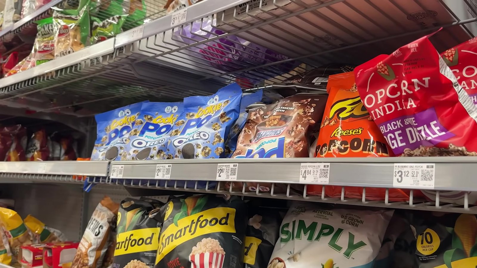 Oreo gluten free, Reese's e pipocas na prateleira de snacks do Walmart de Orlando