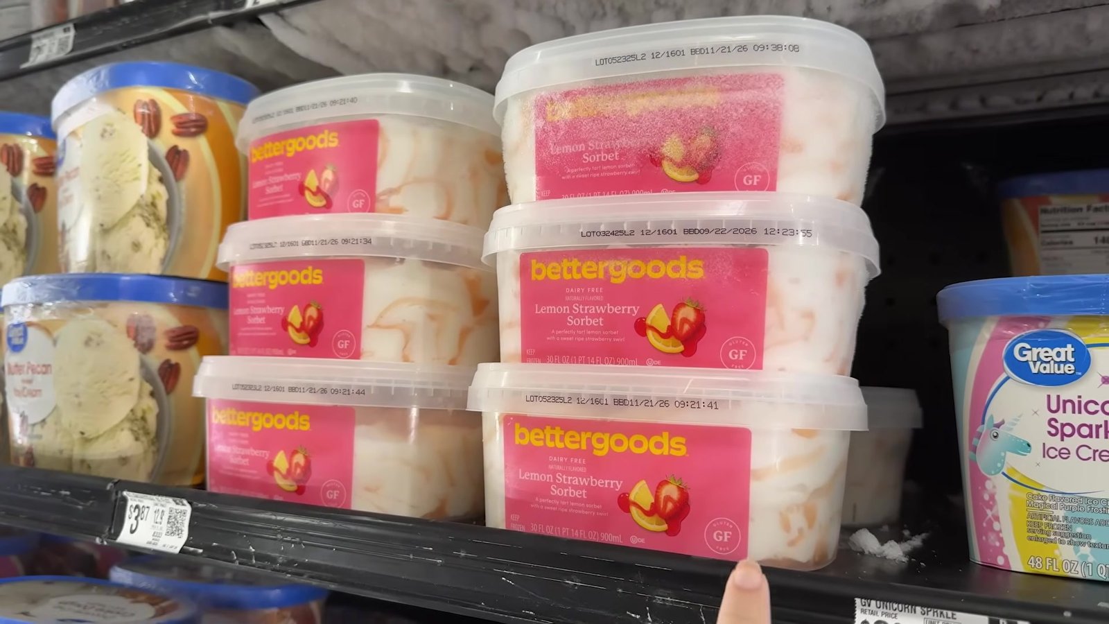 Potes de sorbet de limão com morango da Bettergoods, sem lactose e sem glúten, no freezer do Walmart