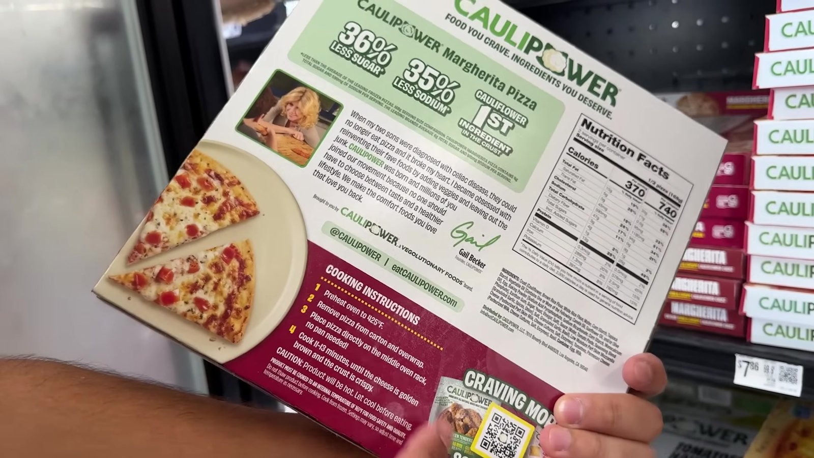 Gabi segurando a caixa da pizza Caulipower com massa de couve-flor no freezer do Walmart de Orlando
