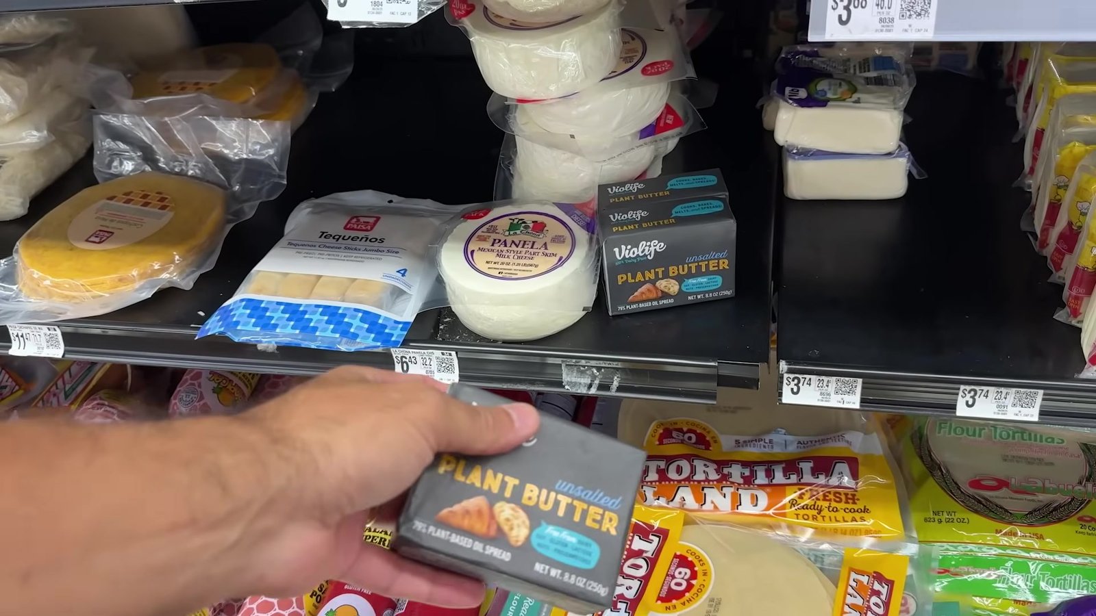 Manteiga vegana e queijo plant based Violife na geladeira do Walmart de Orlando