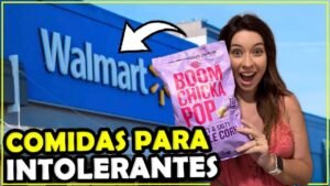 Gabi segurando um pacote de pipoca Boom Chicka Pop na frente do Walmart de Orlando