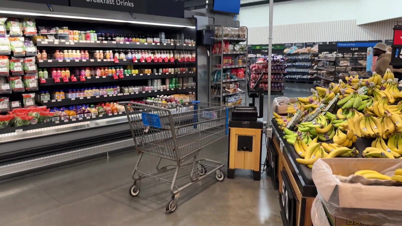 Corredor de hortifruti do Walmart de Orlando com carrinho de compras