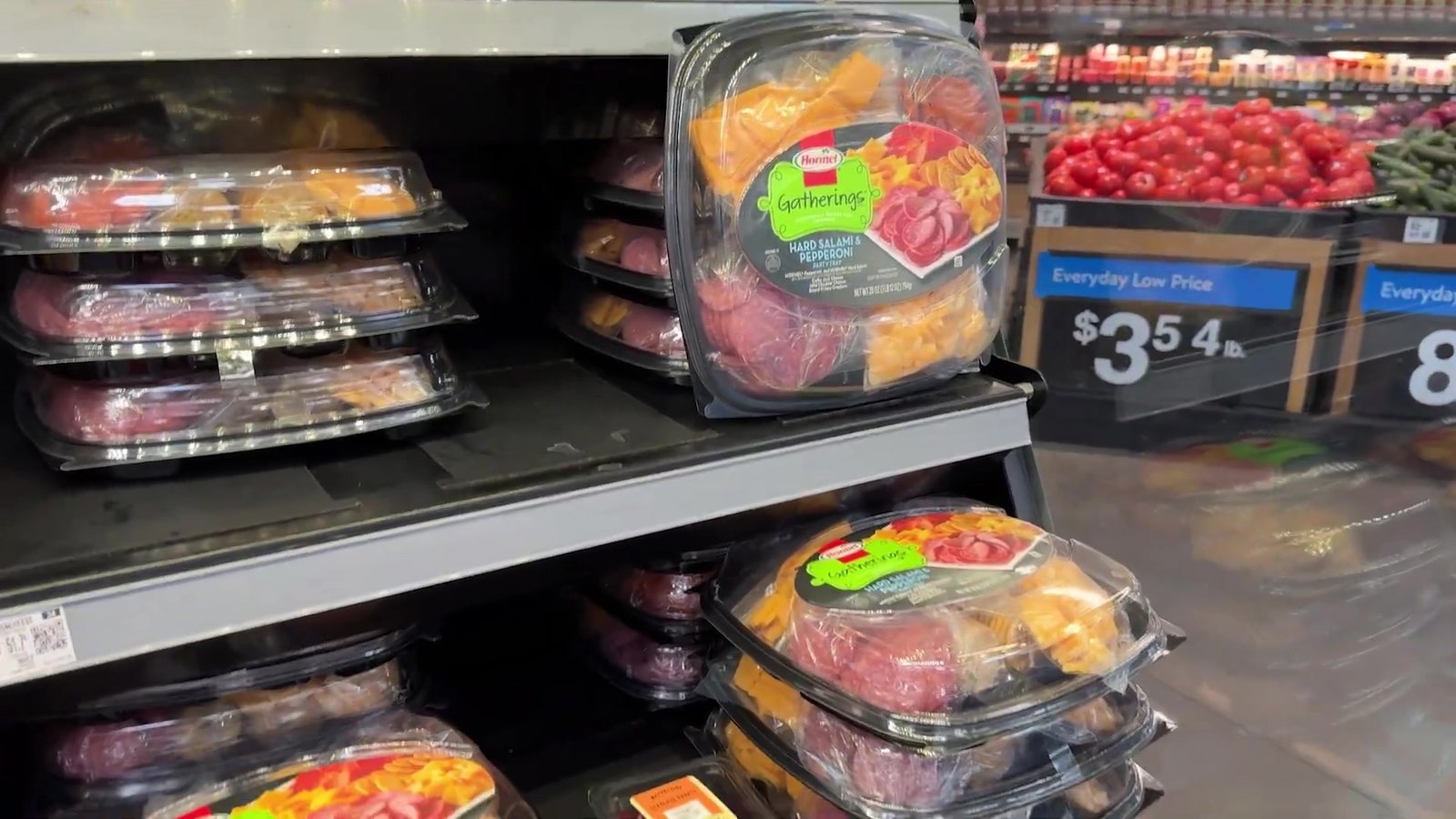 Kits prontos de frios, queijos e bolachas na prateleira do Walmart de Orlando