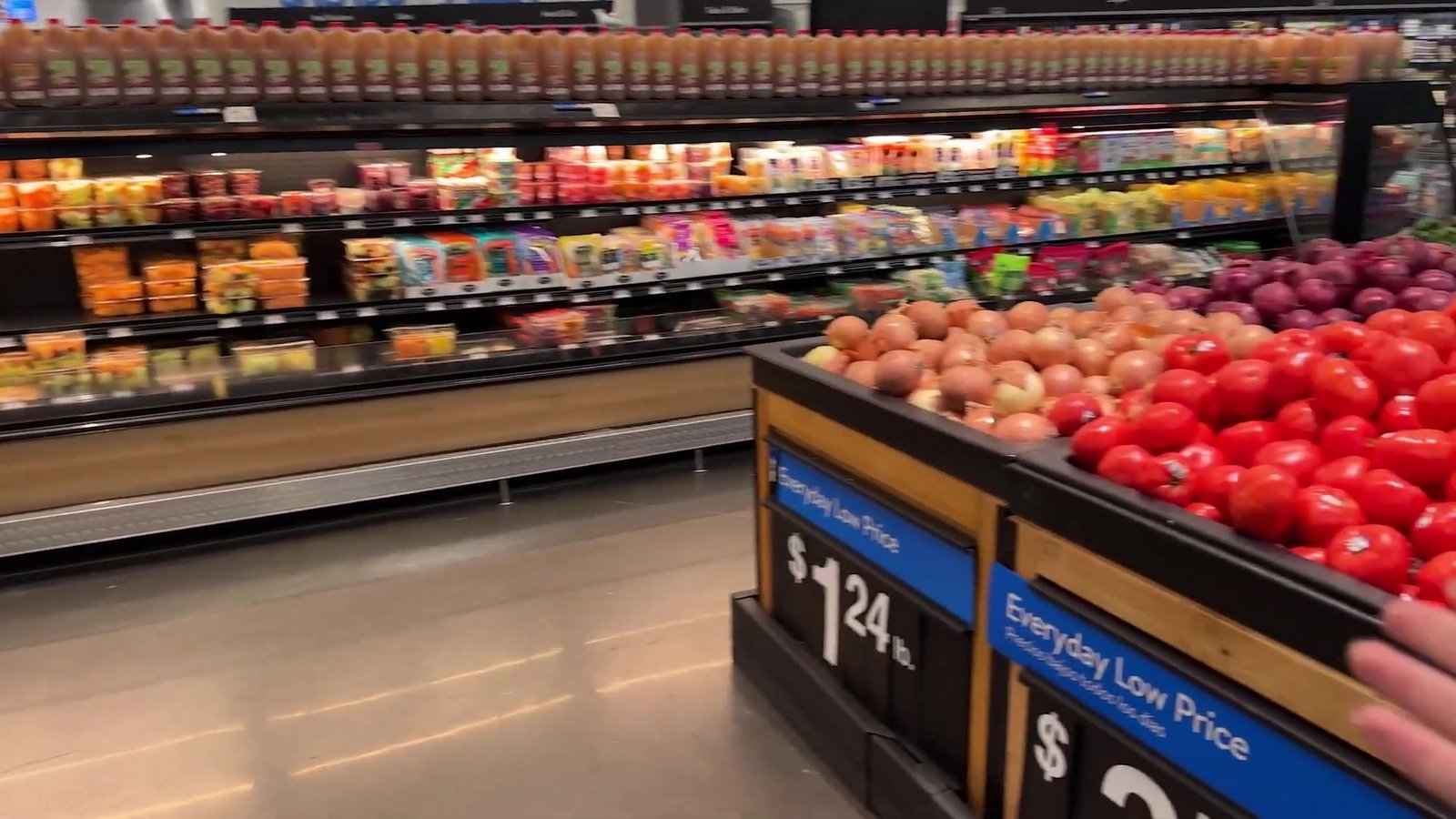 Setor de hortifruti do Walmart de Orlando com legumes e placas de preço