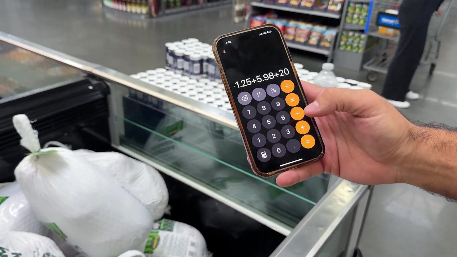 Calculadora com a soma da ceia sobre o freezer de perus congelados do Walmart