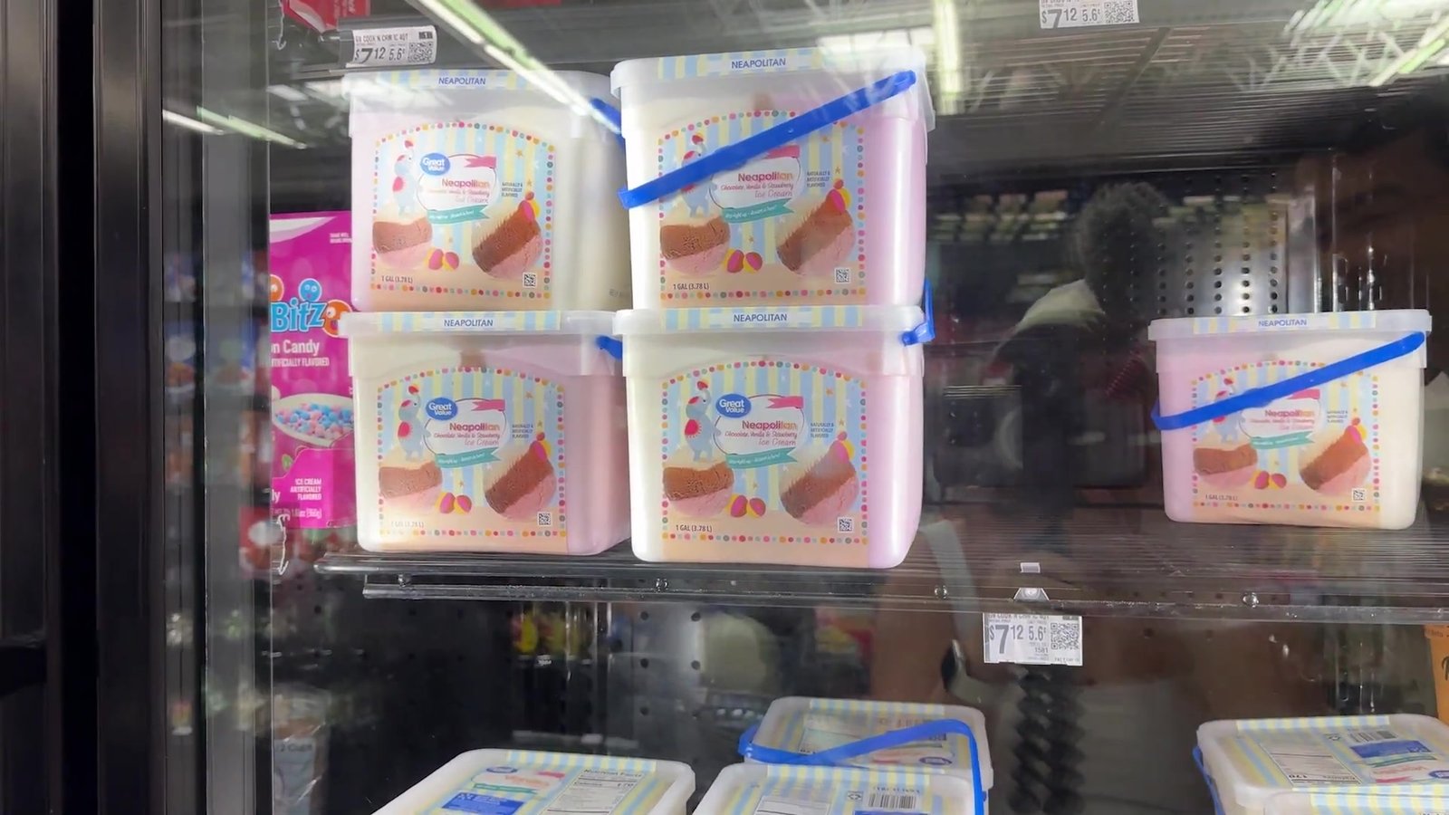 Baldes de sorvete no freezer do Walmart de Orlando