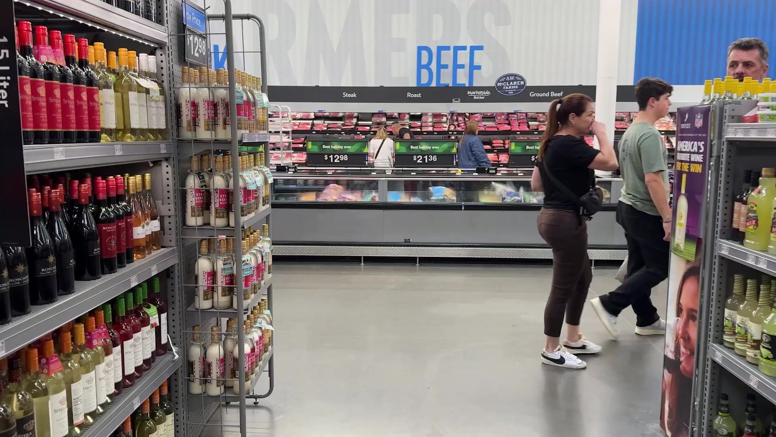 Corredor de vinhos e bebidas do Walmart de Orlando, com o açougue ao fundo