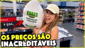 Gabi segurando um peru congelado no Walmart de Orlando