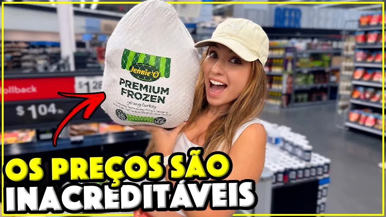 Gabi segurando um peru congelado no Walmart de Orlando
