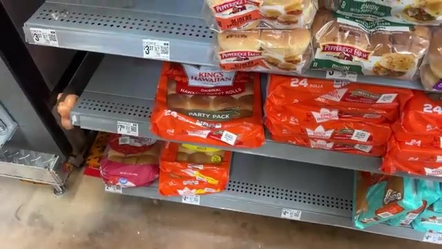 Prateleira de pães King's Hawaiian no Walmart, com os pacotes de 24 unidades