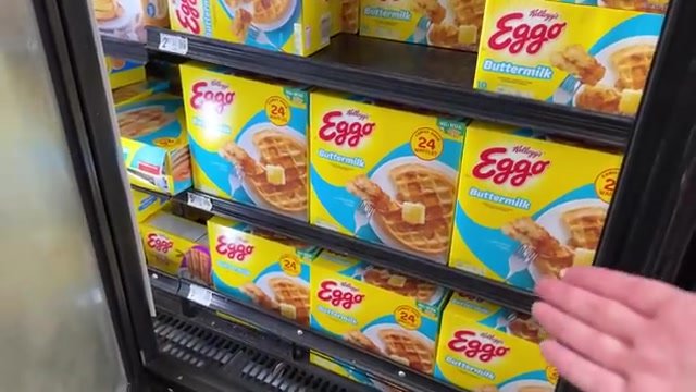 Caixas de waffles Eggo Buttermilk com 24 unidades no freezer do Walmart