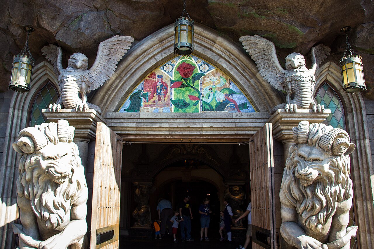 Entrada do restaurante Be Our Guest no Magic Kingdom, com as gárgulas e a porta do castelo da Fera