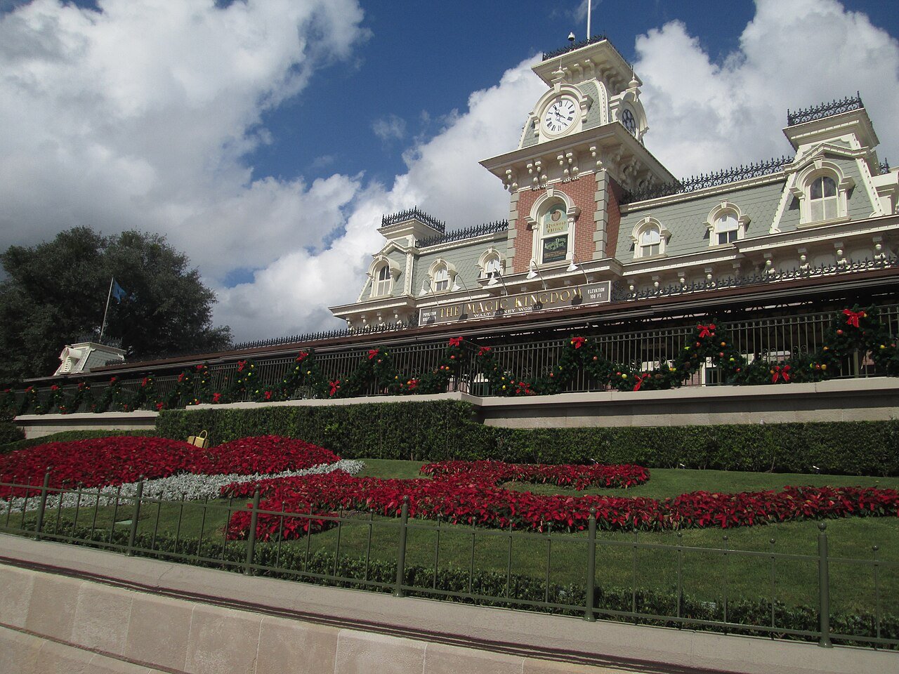 Entrada do Magic Kingdom com a estação de trem de Main Street e o jardim do Mickey
