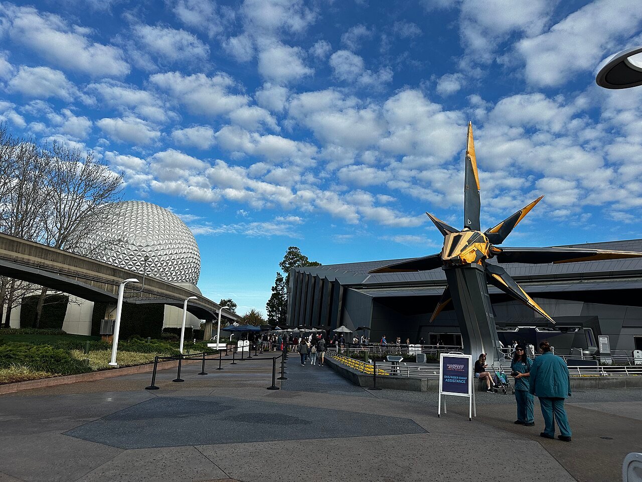 Entrada da Guardians of the Galaxy: Cosmic Rewind no EPCOT, com a nave da Milano na fachada