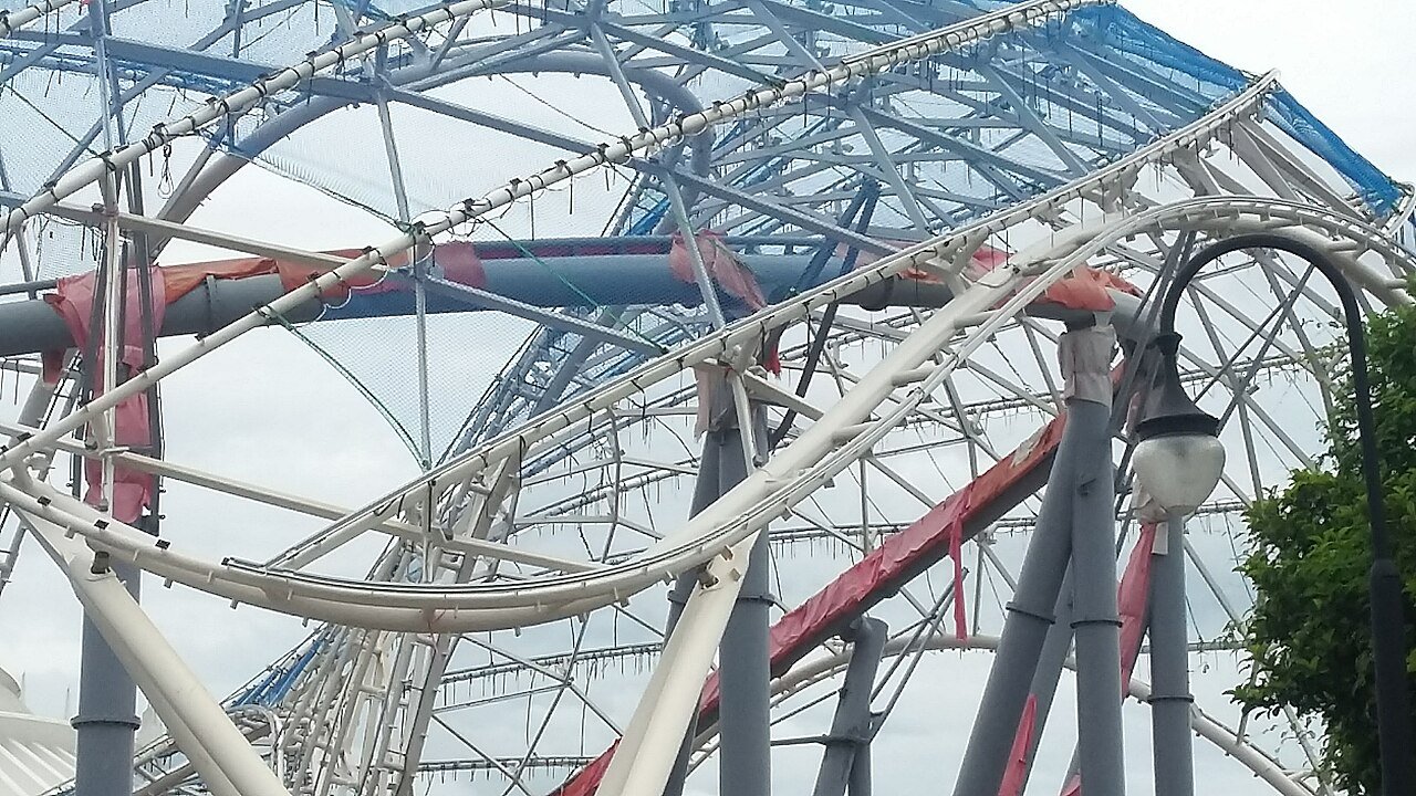 Trecho coberto do trilho da TRON Lightcycle Run, com a estrutura metálica sobre a pista