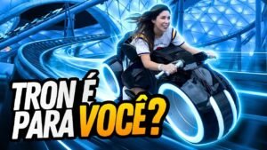 TRON Lightcycle Run no Magic Kingdom: Gabi do Turistorlando montada na moto de luz