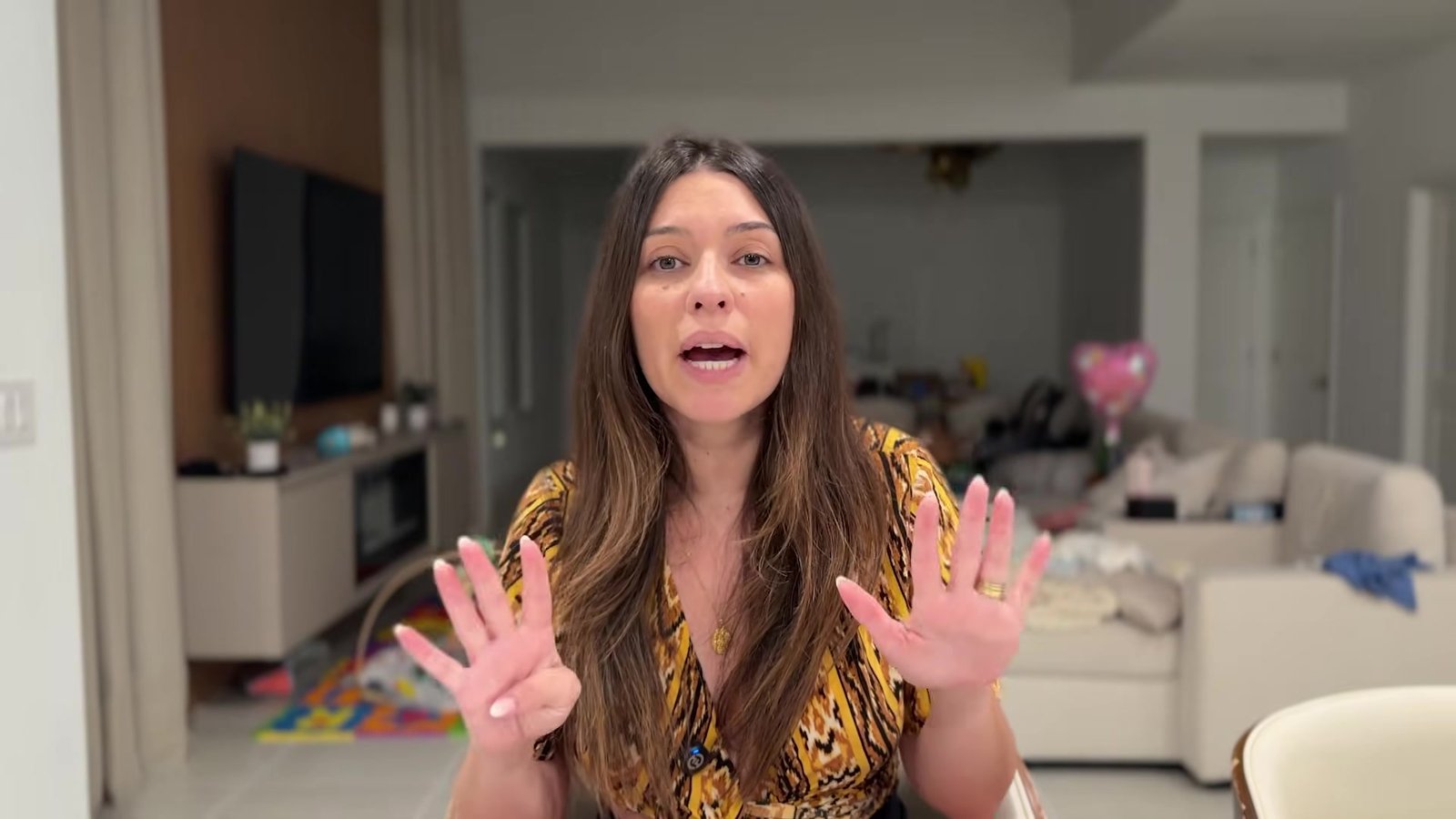 Gabi do Turistorlando explicando no vídeo como definir cada dia do roteiro de Orlando