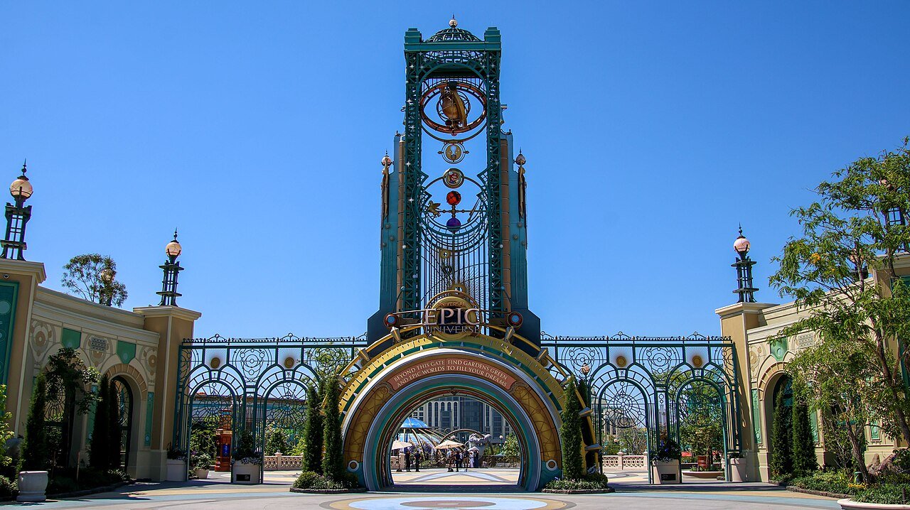 Portal de entrada do Epic Universe, com a Chronos Tower, o parque mais novo da Universal Orlando