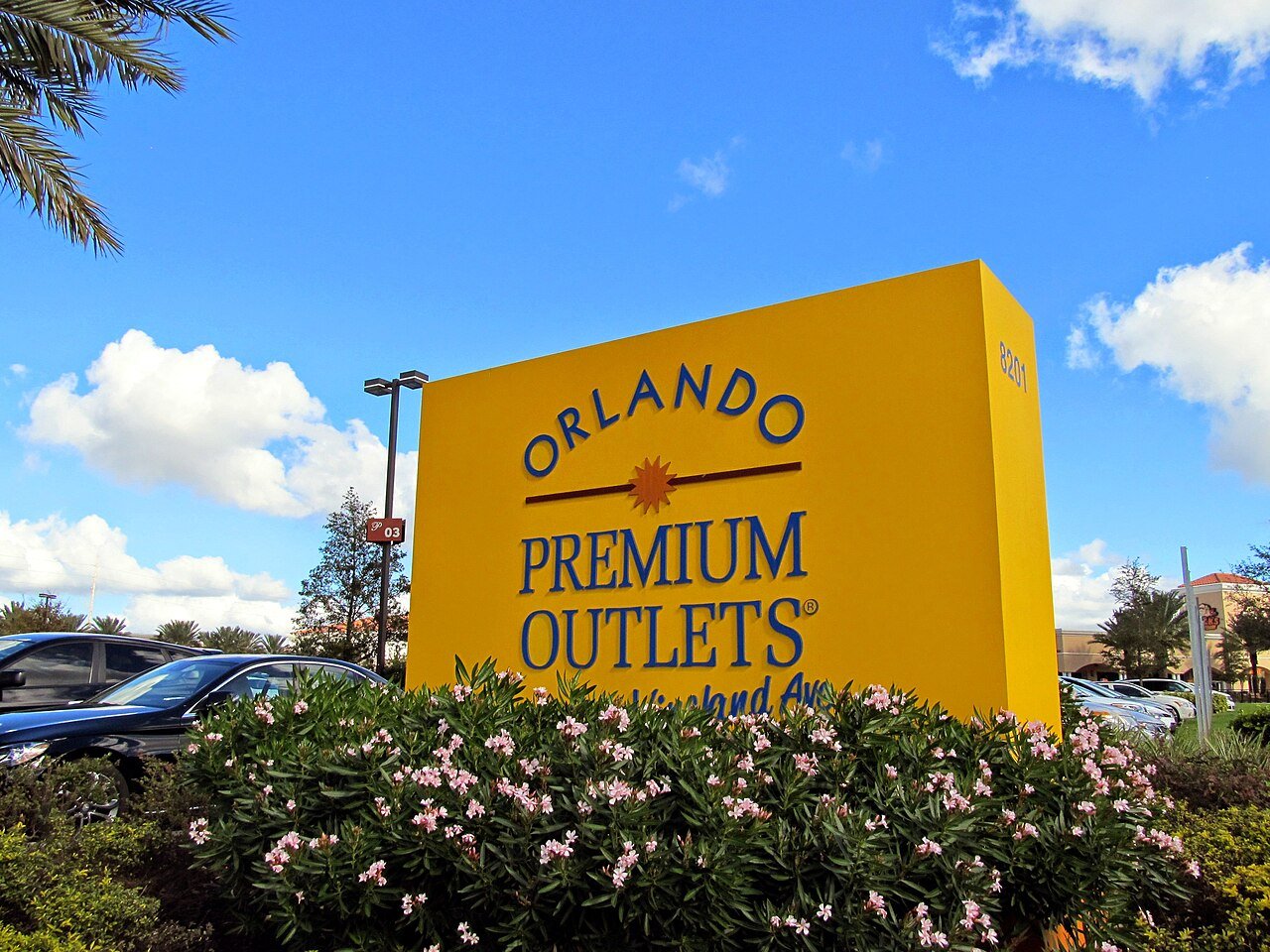 Placa do Orlando Premium Outlets na Vineland Avenue, um dos quatro outlets principais de Orlando