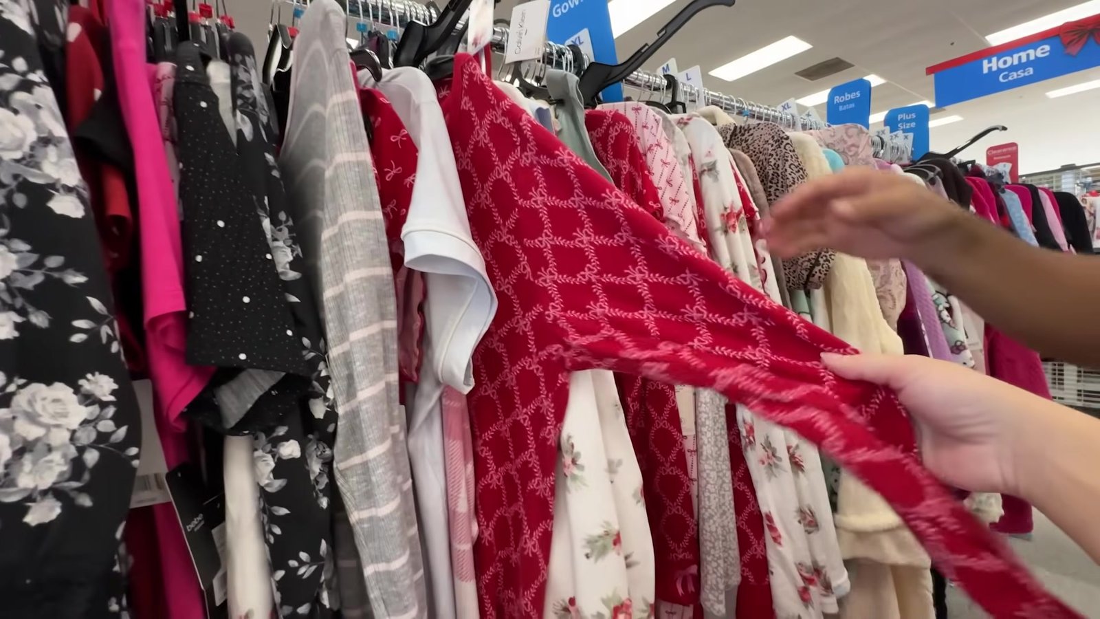 Arara de camisolas e pijamas de Natal vermelhos e estampados na loja Ross em Orlando