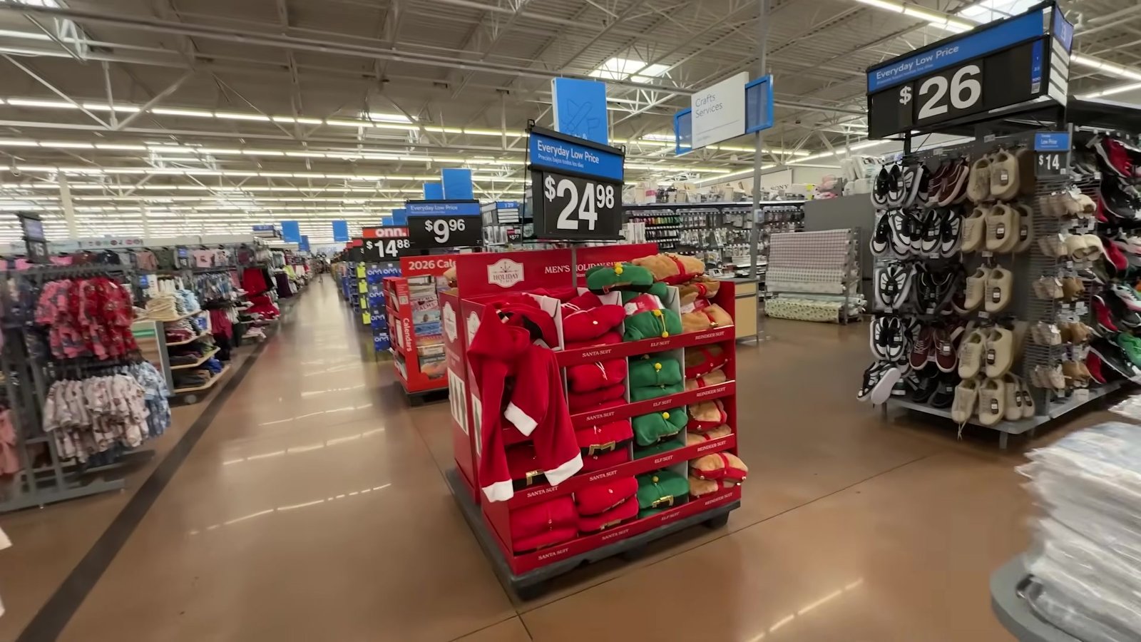 Corredor de roupas de Natal no Walmart da Vineland com placas de preço de US$ 24,98 e US$ 26