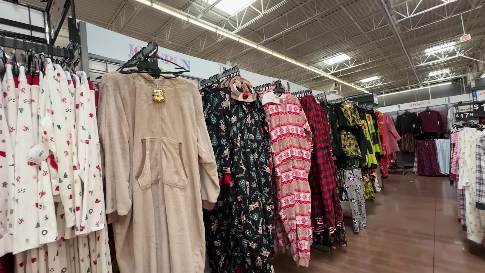 Arara de pijamas de Natal estampados no Walmart, com modelos xadrez e de renas