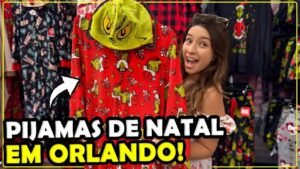 Gabi do Turistorlando mostrando um pijama vermelho do Grinch com touca numa arara de loja em Orlando