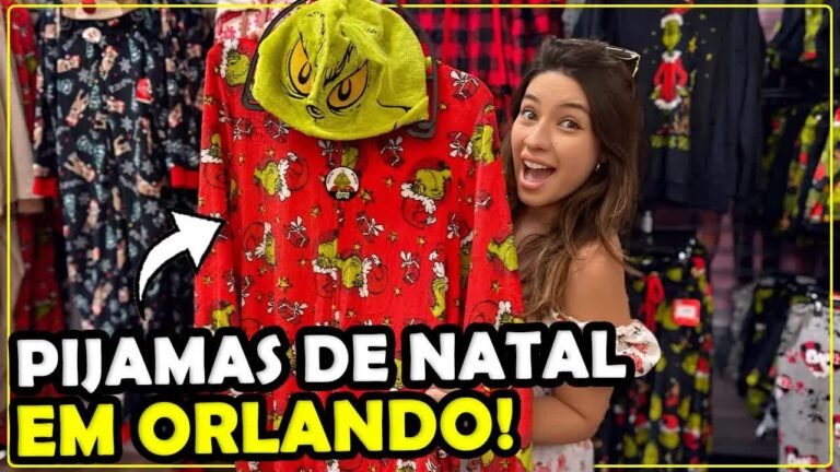Gabi do Turistorlando mostrando um pijama vermelho do Grinch com touca numa arara de loja em Orlando