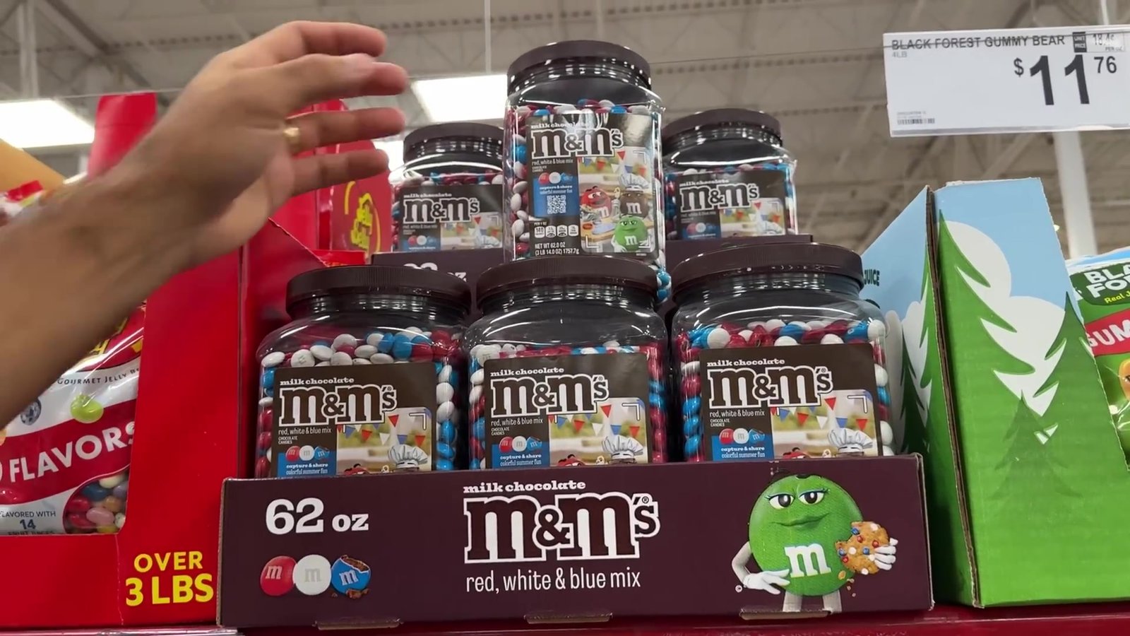 Potes de M&M's de 62 oz (quase 1,8 kg) empilhados no Sam's Club