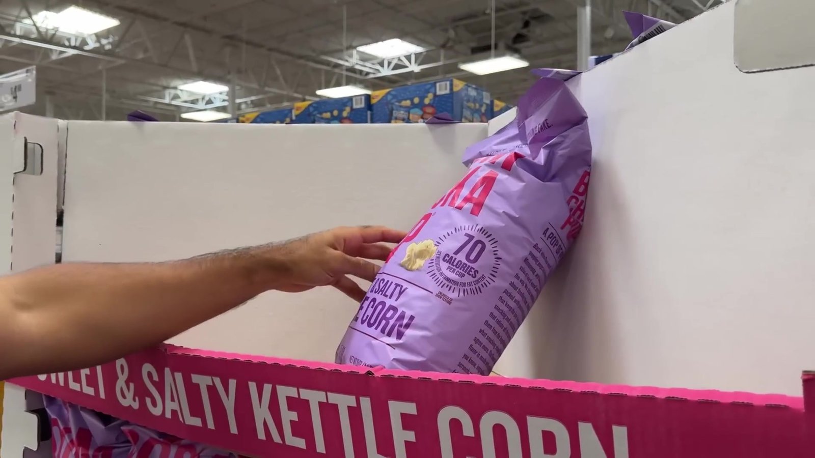 Saco de pipoca kettle corn de 700 g dentro da caixa de exposição do Sam's Club