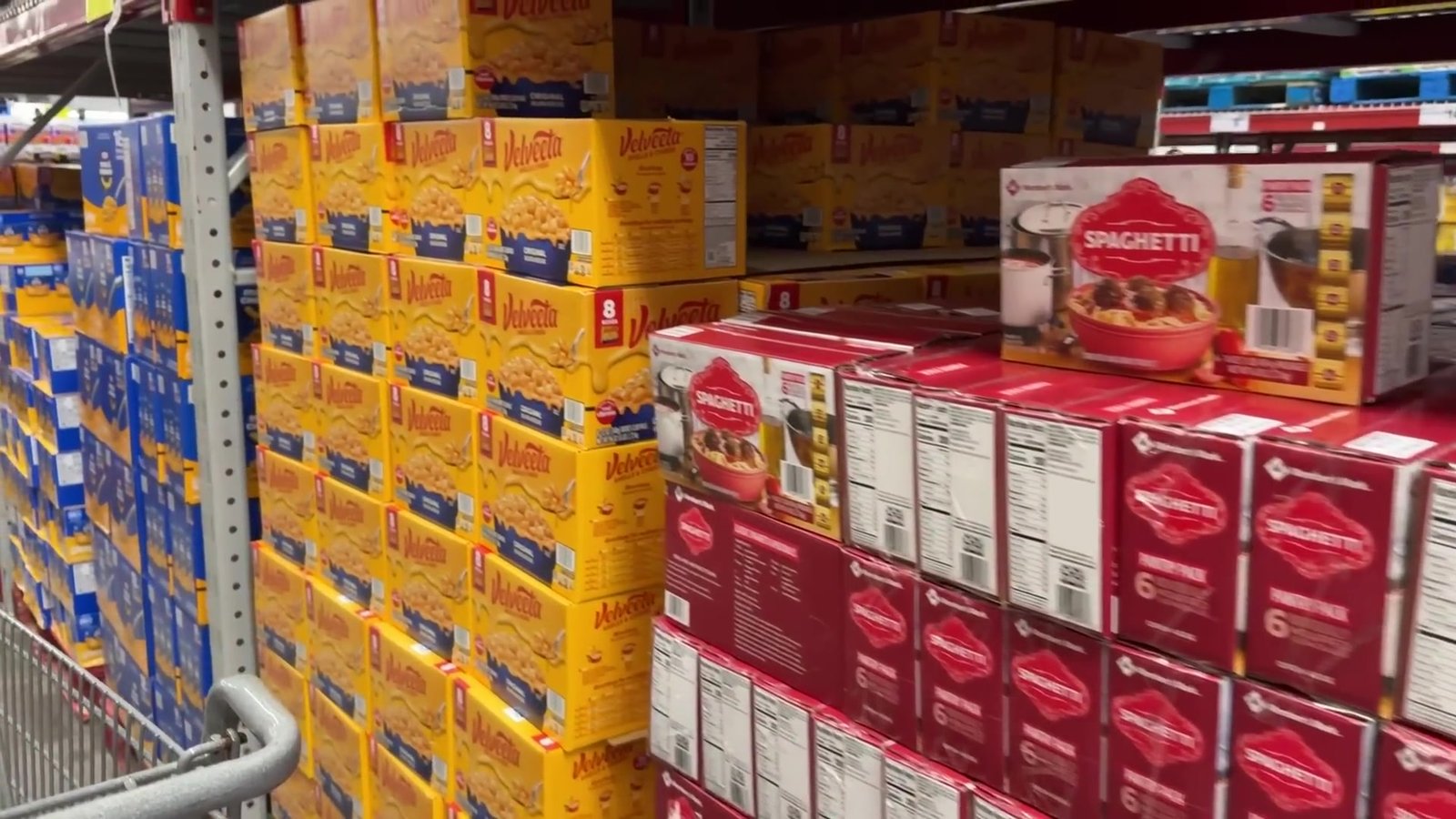 Caixas de macarrão instantâneo e molho de tomate empilhadas em paletes no Sam's Club