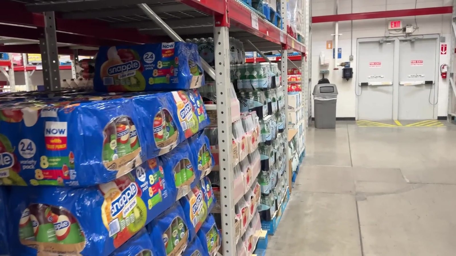 Fardos de Snapple e água empilhados no corredor de bebidas do Sam's Club