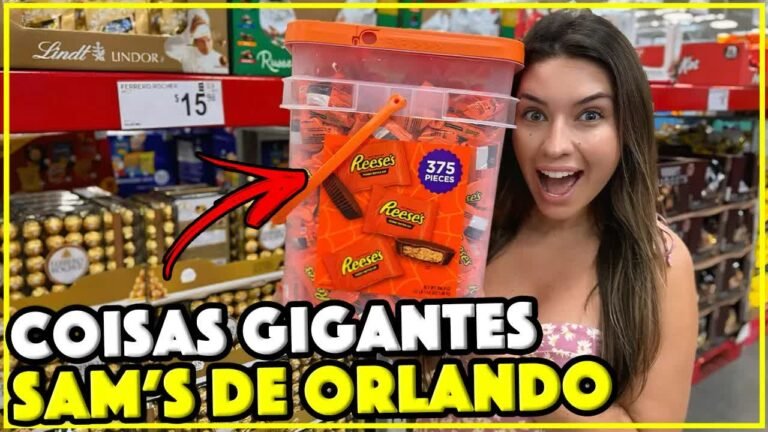 Gabi segurando um balde de Reese's com 375 unidades no corredor de doces do Sam's Club de Orlando