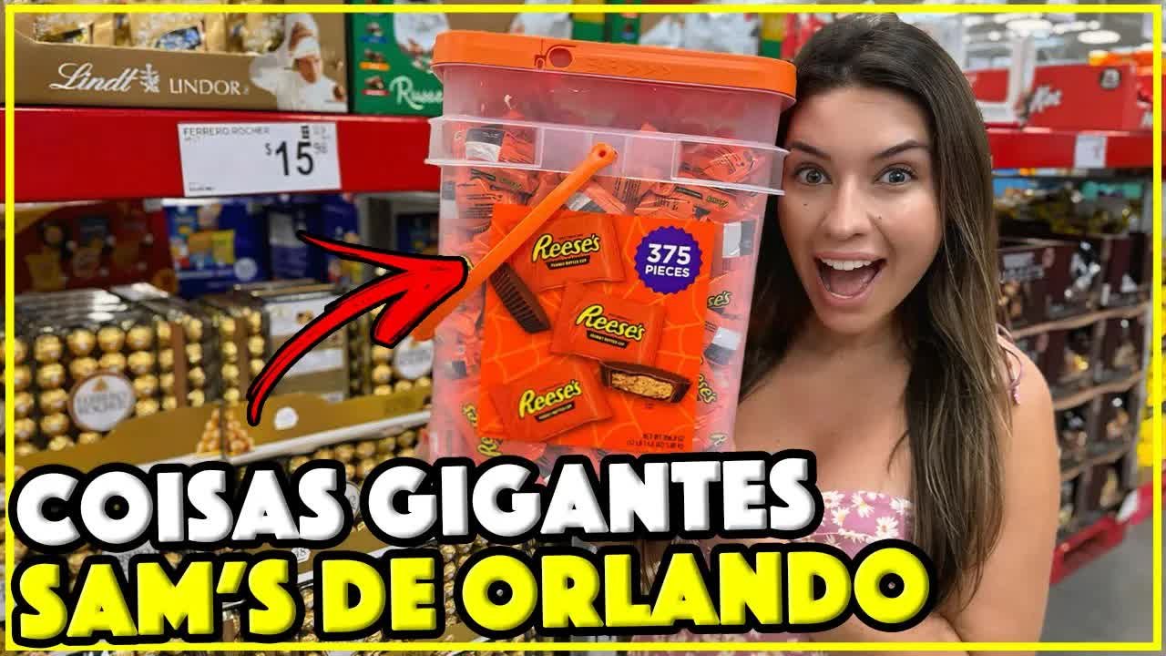 Gabi segurando um balde de Reese's com 375 unidades no corredor de doces do Sam's Club de Orlando