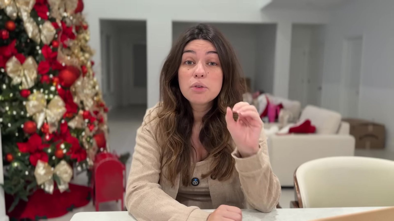 Gabi explicando no vídeo por que o seguro viagem é essencial em Orlando