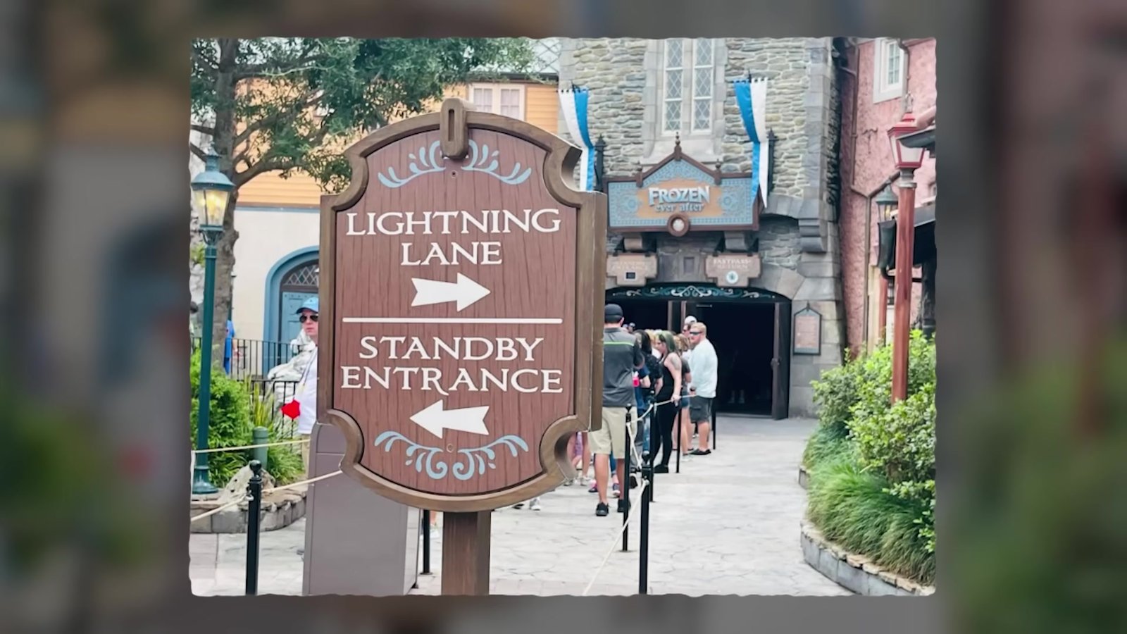 Placa de madeira indicando a entrada do Lightning Lane e a fila Standby na Frozen Ever After, no Epcot