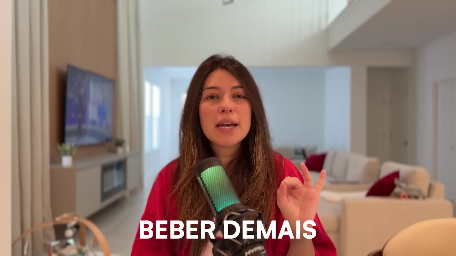 Gabi do Turistorlando no vídeo com o letreiro Beber Demais, explicando a regra sobre álcool nos parques
