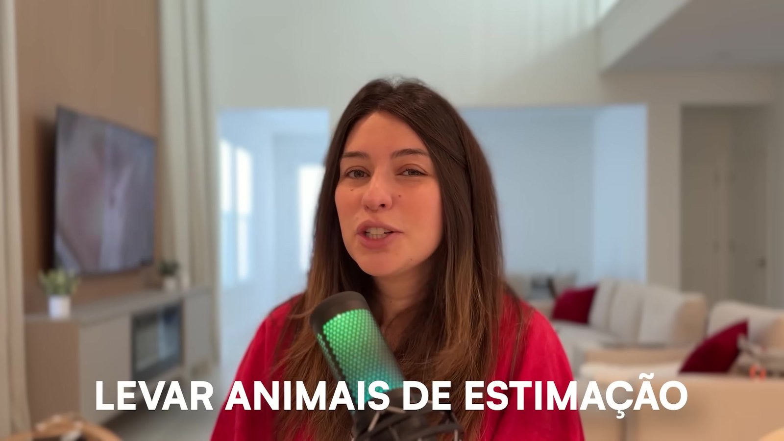 Gabi do Turistorlando no vídeo com o letreiro Levar Animais de Estimação, sobre a proibição de pets nos parques