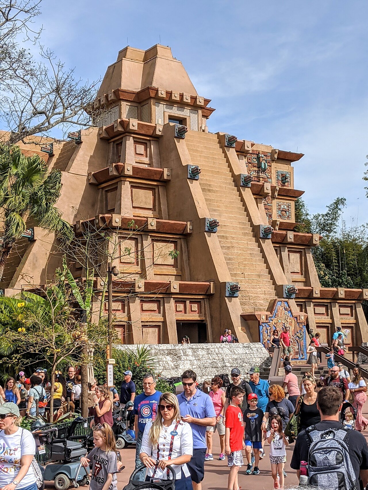 Pirâmide do Pavilhão do México no Epcot com visitantes na frente