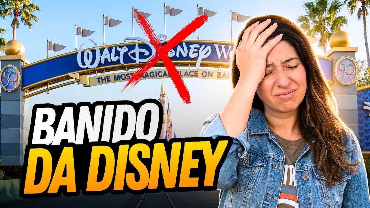Gabi do Turistorlando com a mão na testa em frente ao portal do Walt Disney World com um X vermelho