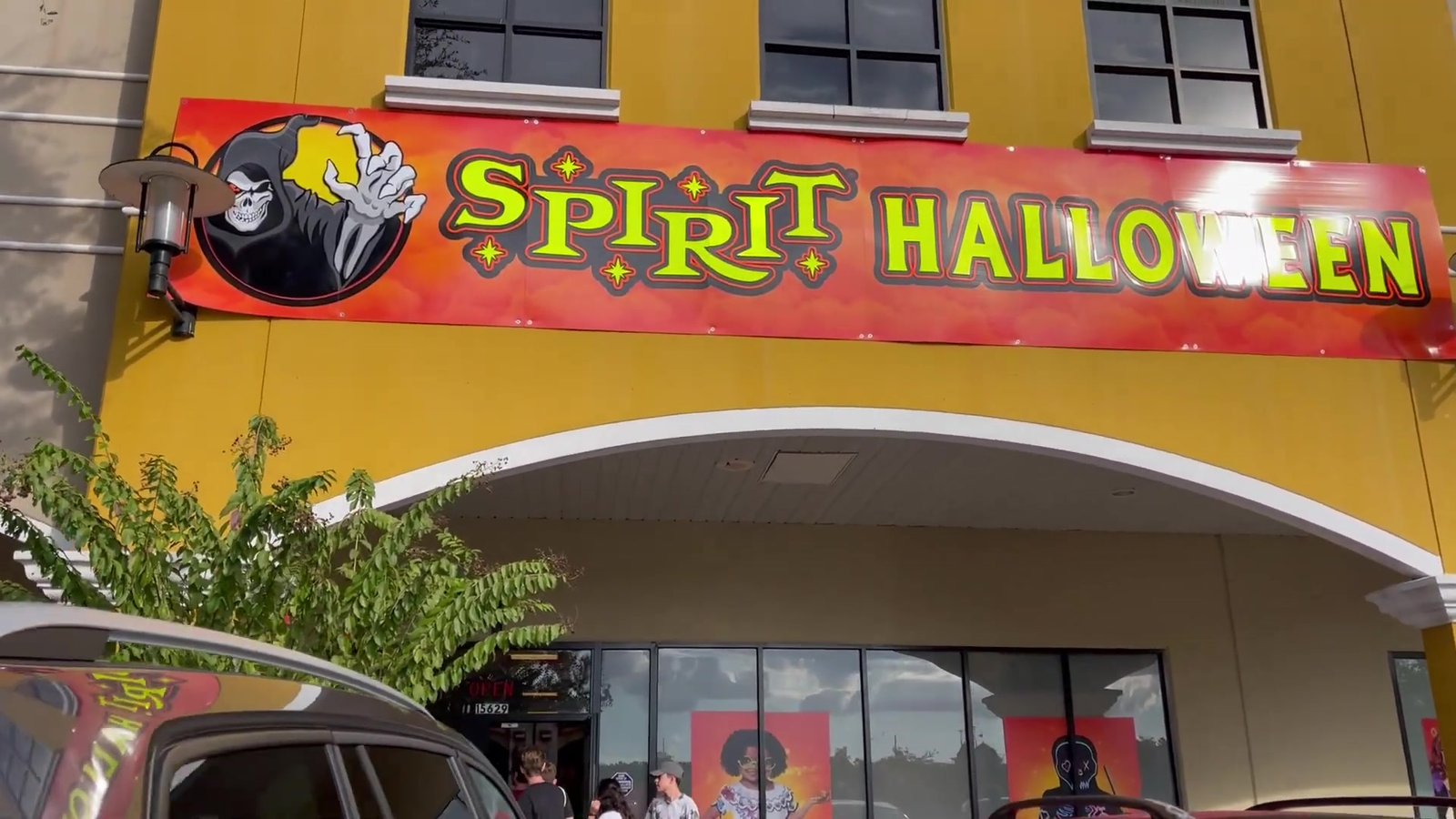 Fachada da loja Spirit Halloween no outlet de Orlando