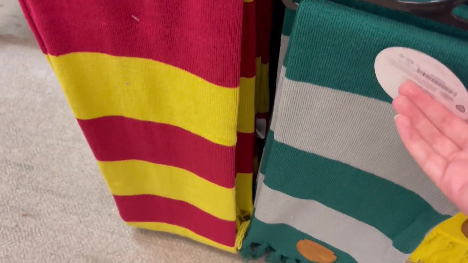 Cachecóis de Harry Potter da Grifinória e da Sonserina na Spirit Halloween