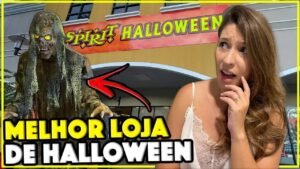 Interior da loja Spirit Halloween em Orlando com fantasias e decorações